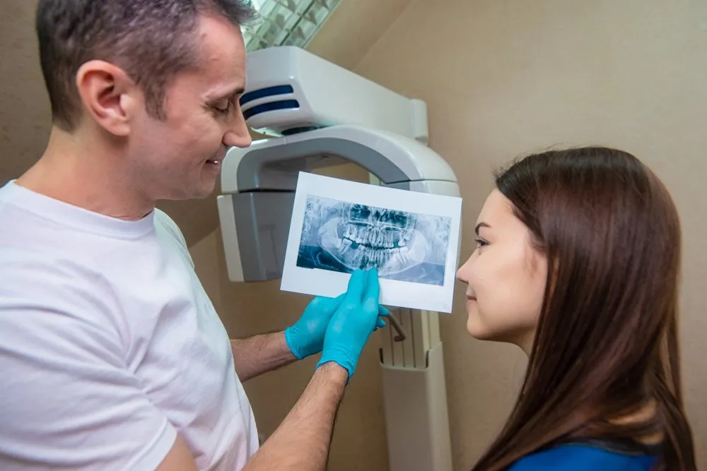 Dentist+Showing+Patient+XRAY+1-1920w
